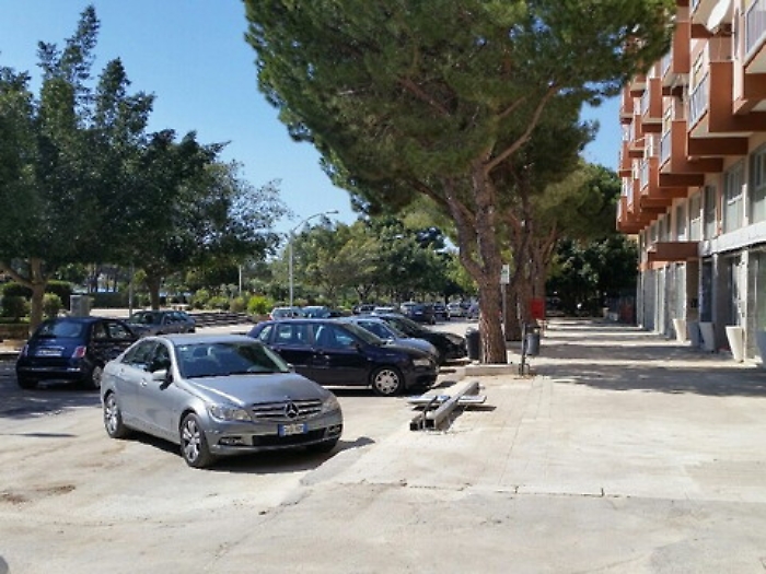 Teppisti ubriachi lanciano bottiglie rischiando di colpire i passanti