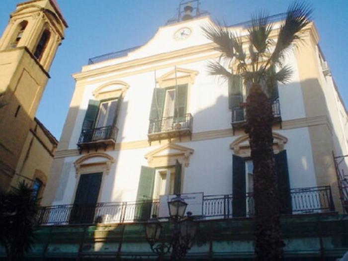 Porto Empdocle: non le rinnovano la carta d'identit&agrave;, scatena il caos in Comune