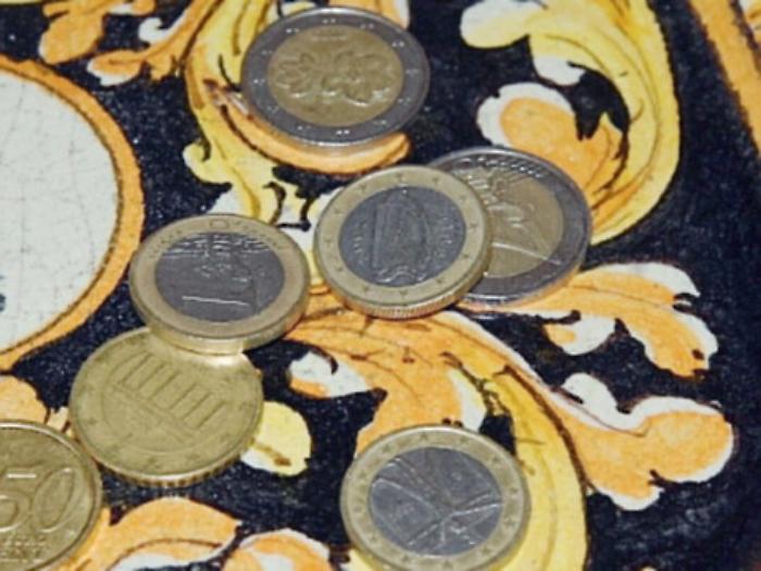 A Catania vecchi franchi o soldi indiani vengono spacciati per euro