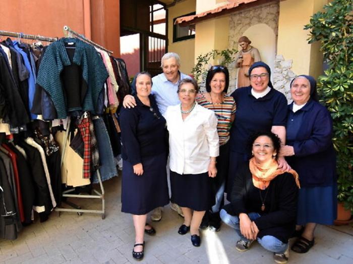 Nella "boutique" della carit&agrave;, abiti, medicine e cibo per chi &egrave; in difficolt&agrave; 