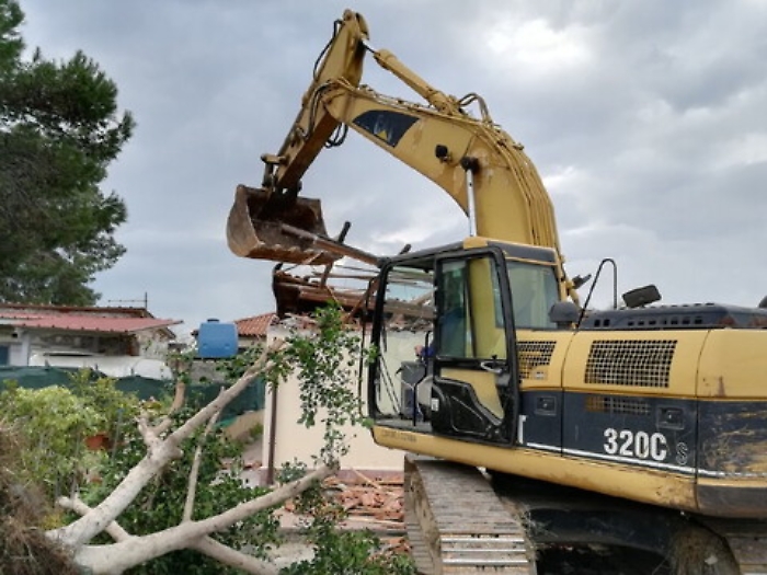 Ruspe in azione nell'Oasi del Simeto: gi&ugrave; un prefabbricato di 50 metri quadri