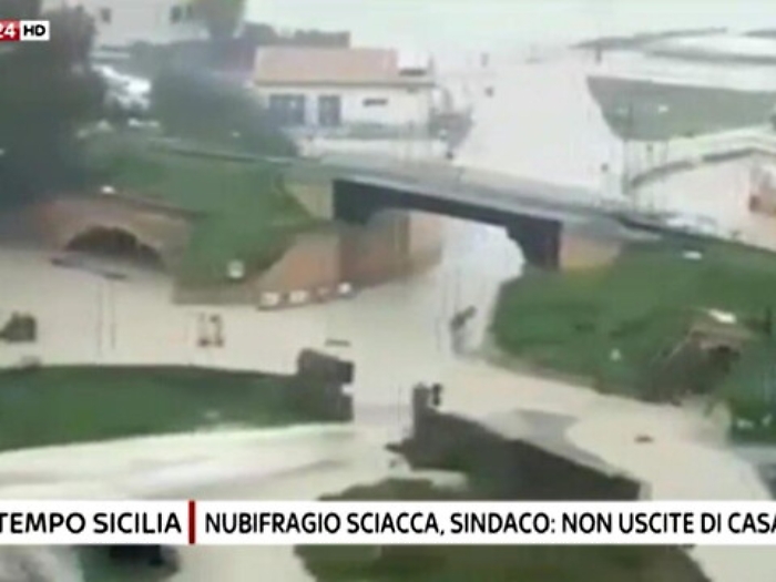 Maltempo in Sicilia, esonda un torrente e travolge un'auto: un morto