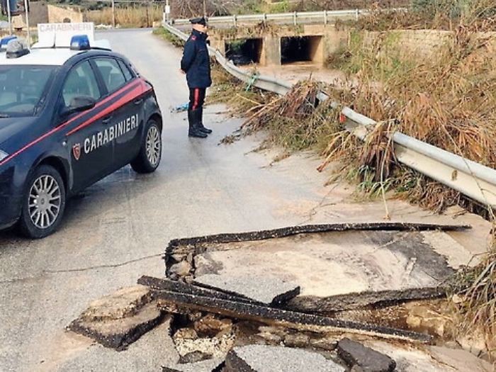  Pioggia torrenziale provincia allagata Problemi alla viabilit&agrave; inondata carrozzeria salvataggi con canotti a X X
