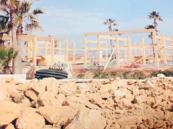 Gettata di cemento sulla sabbia, sigilli al lido Agua beach di San Lorenzo