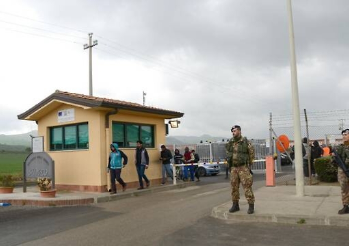 Il Cara di Mineo continua a svuotarsi, trasferiti altri 50 migranti