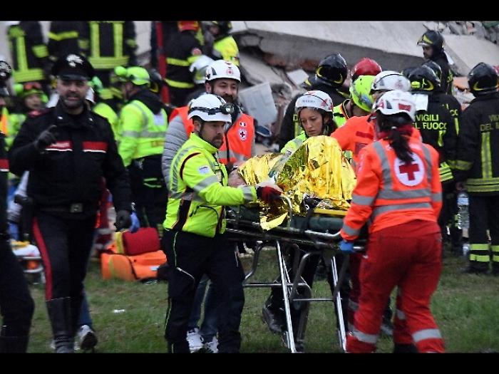 Crollo a Rescaldina, feriti stazionari