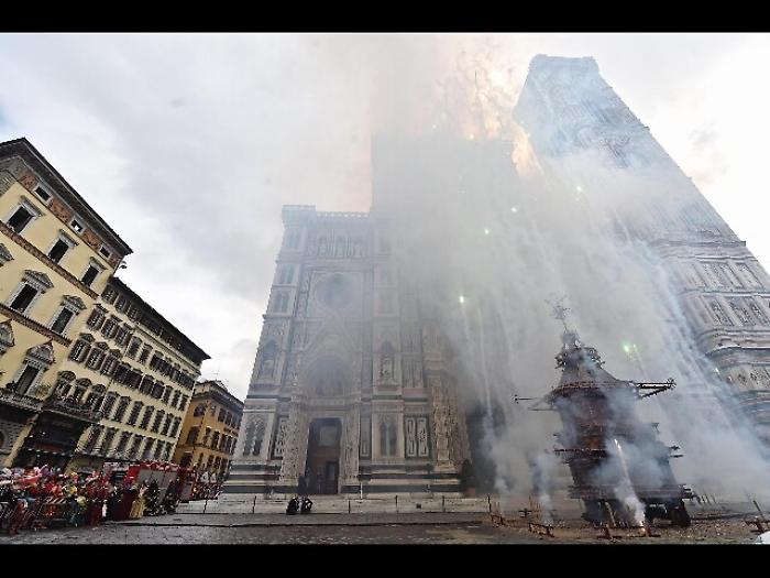 Pasqua:Scoppio carro,colombina s'inceppa
