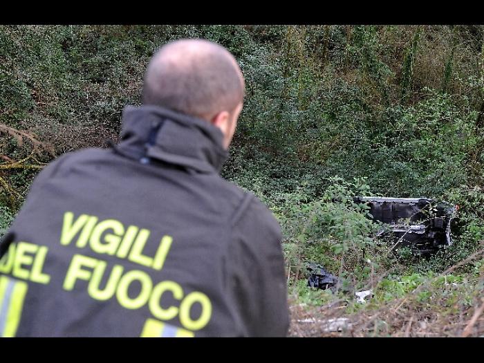 Auto in scarpata, ferito bimbo di 3 anni