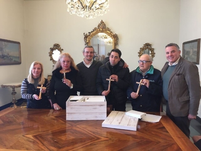 Lega Nord dona crocefissi per uffici