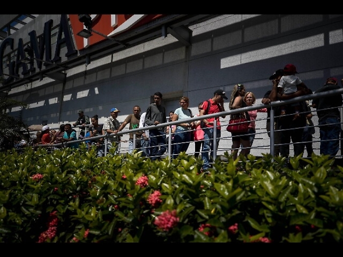 Muore dopo 48 ore in fila per pensione