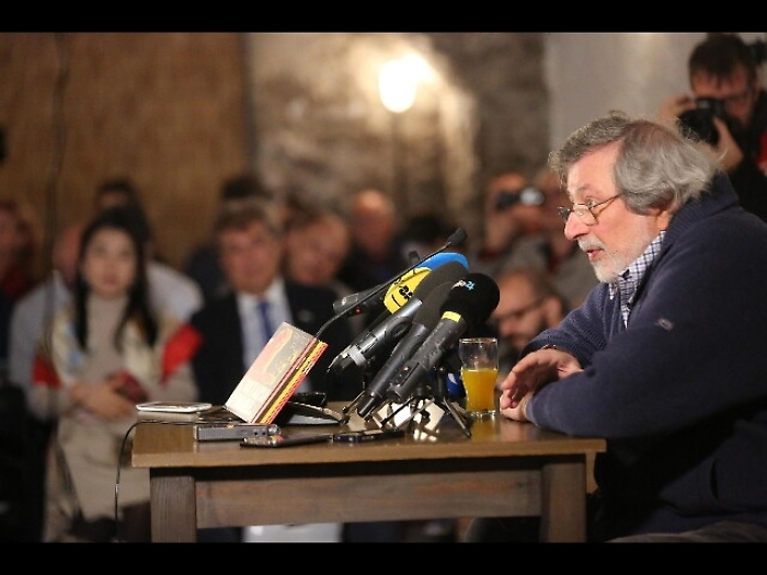 Caduta per Guccini, forfait a dibattito