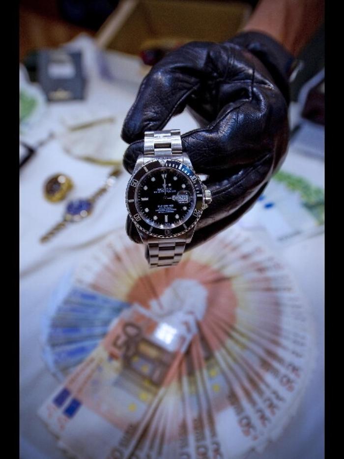 Orologi lusso contraffatti, 6 arresti