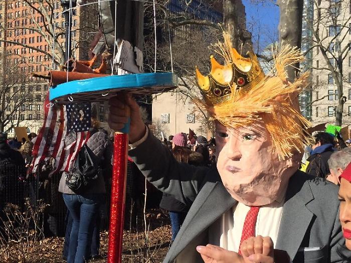 Proteste anti-Trump sotto Statua libert&agrave;