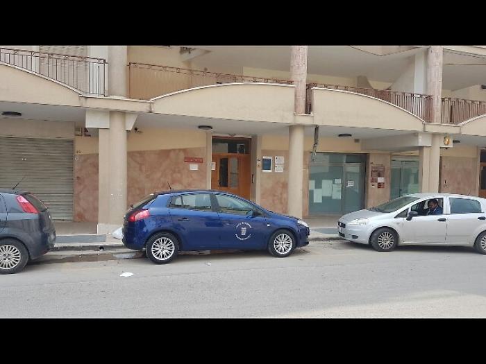 Versa benzina su assistente sociale