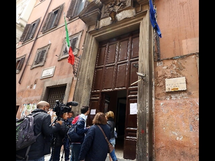 Catena umana attorno al Virgilio