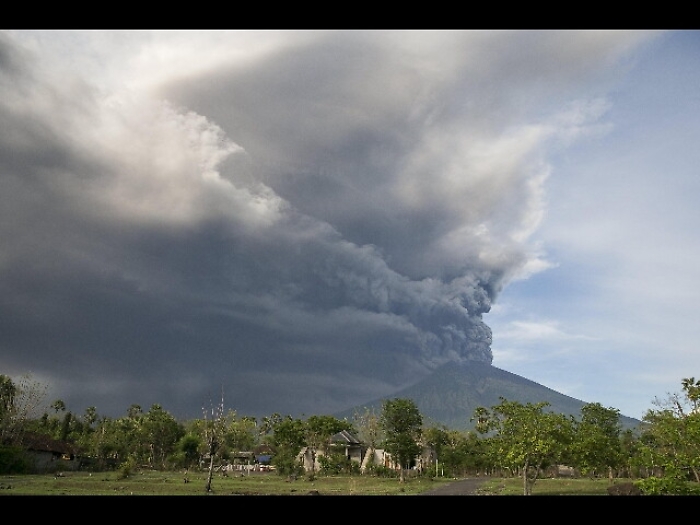 Indonesia: erutta vulcano, stop a voli