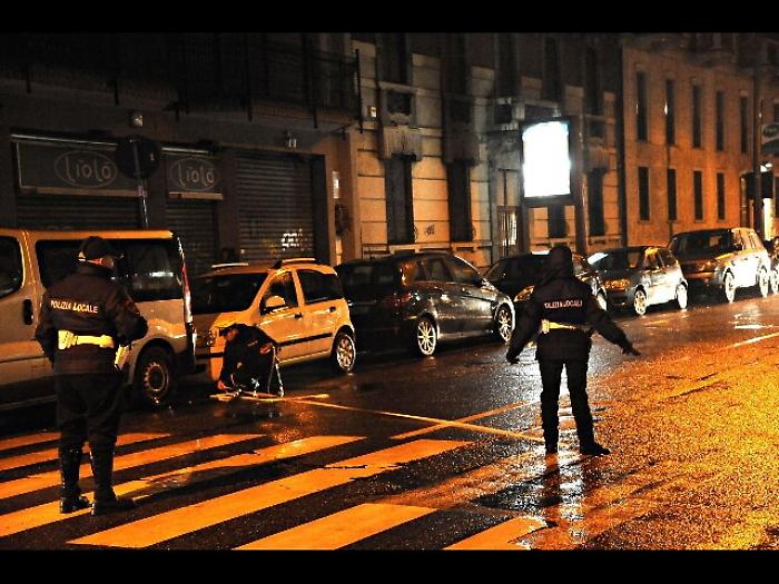 Pirati strada, causa 5 feriti e scappa