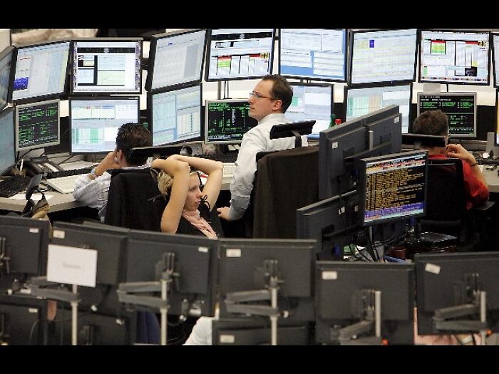 Borsa: Europa scivola con auto