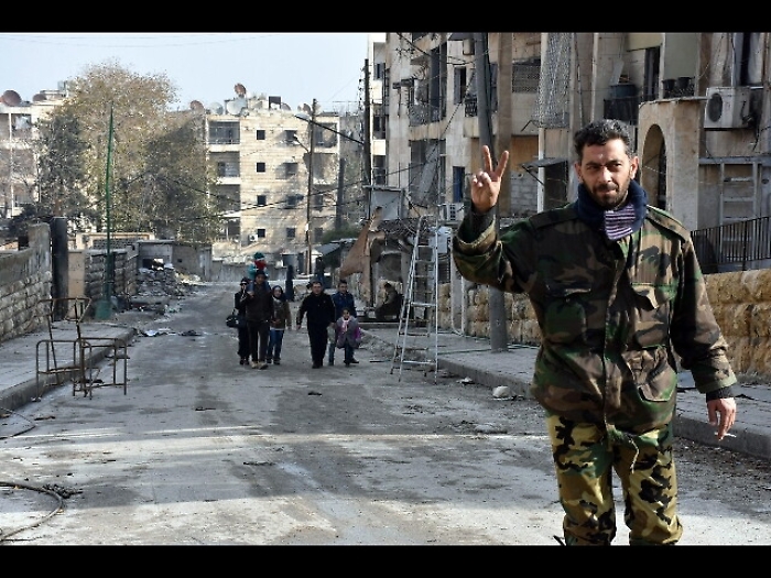 Siria: 2.500 miliziani depongono armi