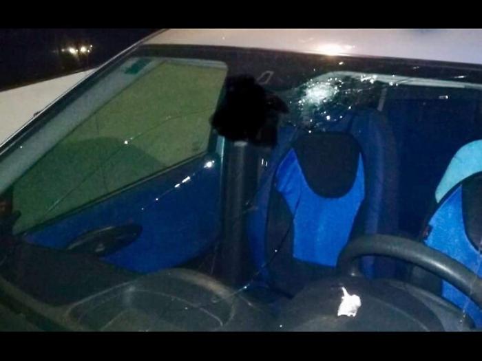 Sassi su auto, illesi i due occupanti