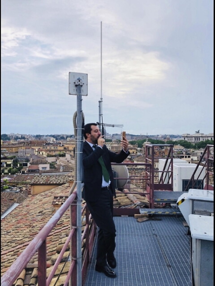 Salvini su tetto Camera per diretta Fb