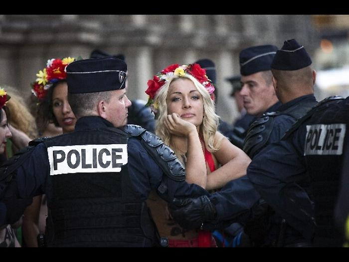 Femen oltre transenne a passaggio Trump