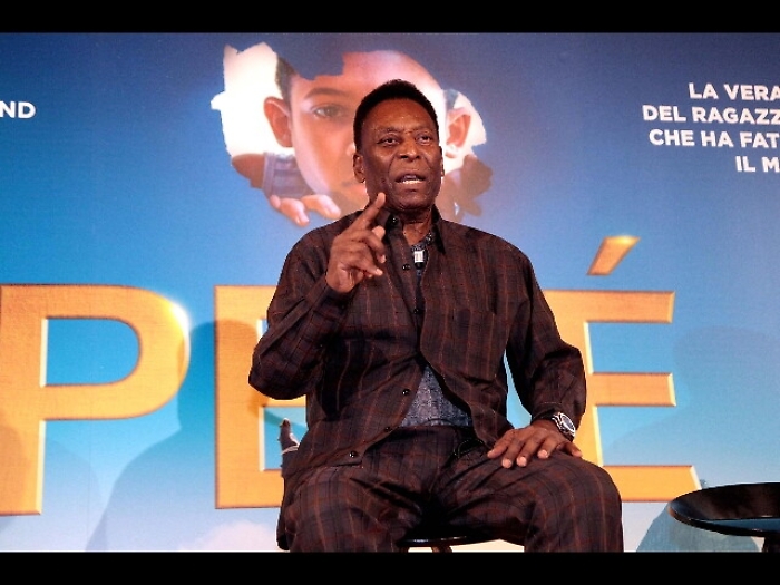 Pel&egrave; dimesso da ospedale a Parigi