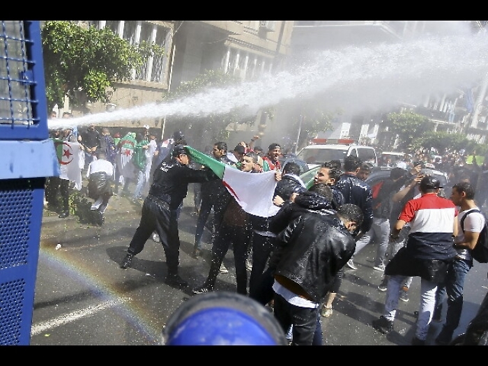 Lacrimogeni su manifestanti ad Algeri