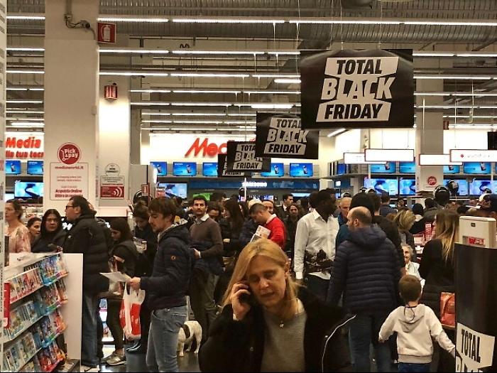 Commercio:in 2016 4,7mln lavoro domenica