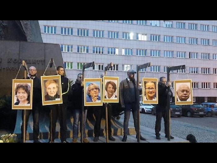 Polonia: foto eurodeputati sulle forche