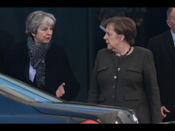 May insiste: rinvio breve della Brexit