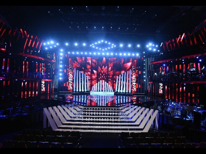 Sanremo, l'Ariston come una music-hall