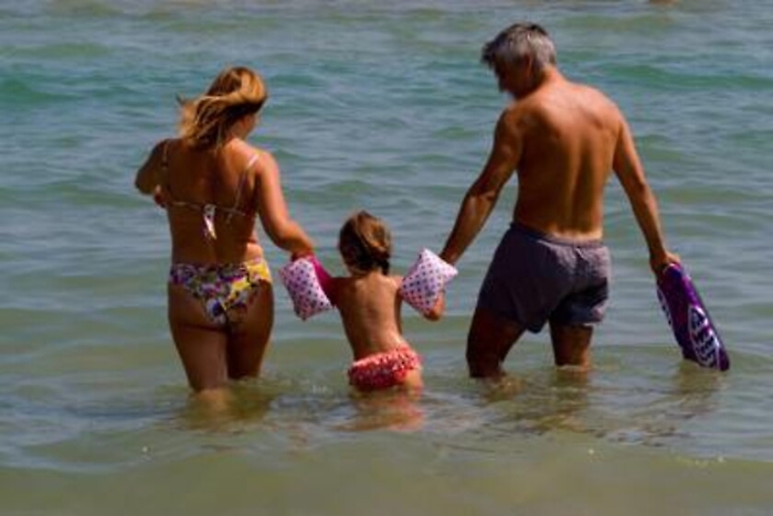 Sole, sabbia e insetti: come proteggere la pelle dei bimbi