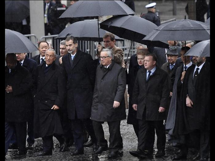 Migranti: Juncker, Ue sostiene l'Italia