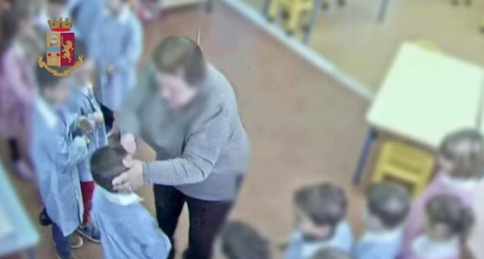 Noto, bimbi d'asilo schiaffeggiati e umiliati: maestra sospesa per 1 anno