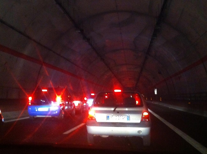 Auto in fiamme dentro galleria Grangiara su A20: 7 sette feriti e 10 mezzi coinvolti