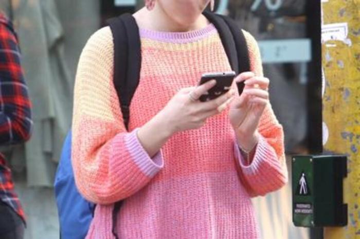 Salute: l'esperto, postura da smartphone 'pesa' sulla schiena dei giovani