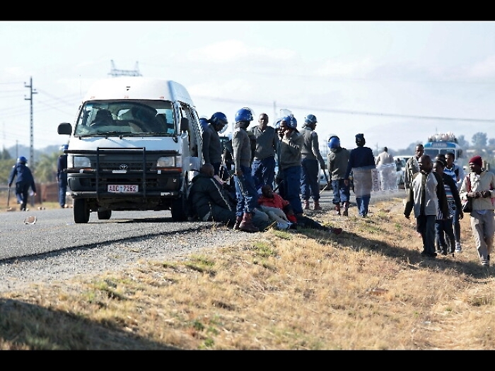 Zimbabwe: polizia attacca cortei con gas