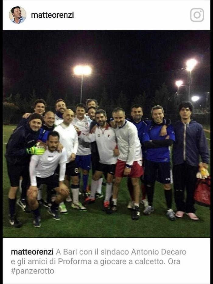 Renzi a Bari gioca a calcetto