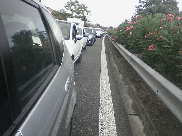 Esodo e previsioni di maltempoLunghe code alla barriera di Catania