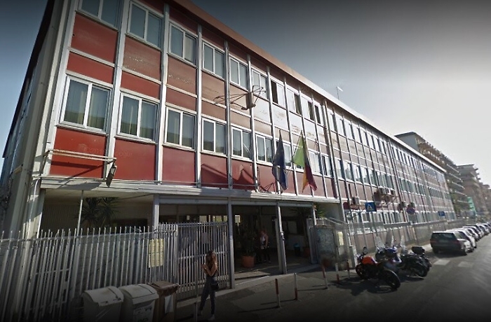 Palermo, prof e studenti arrivano a scuola ma i cancelli sono chiusi con i lucchetti per un allagamento