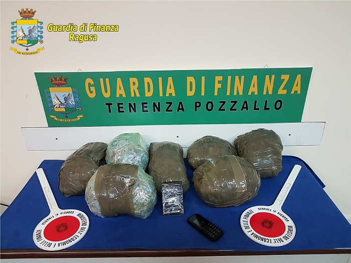 Tra Vittoria e Pozzallo la Gdf sequestra 5 kg di droga: tre arresti