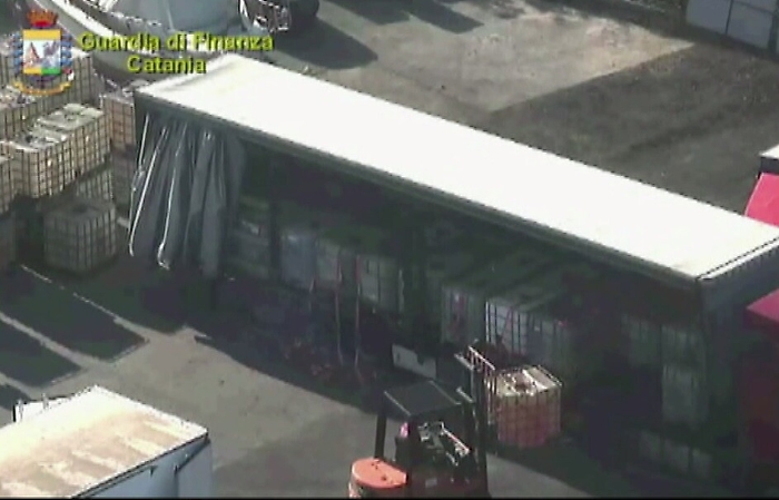 Catania, scoperta una rete clandestina di distribuzione di carburante di contrabbando, prezzi pi&ugrave; bassi col benestare dei clan: 12 arresti