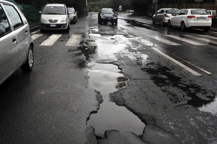 Catania, quasi 3 milioni per sistemare le strade e via al servizio di segnalazione delle buche