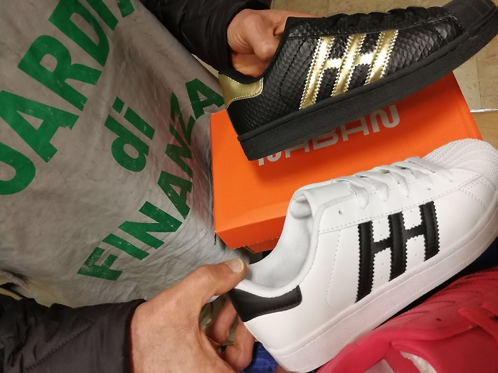 Misterbianco, in un magazzino 5 mila scarpe col marchio contraffatto
