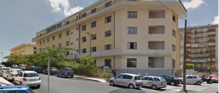 Siracusa, incendiato portone Agenzia delle Entrate