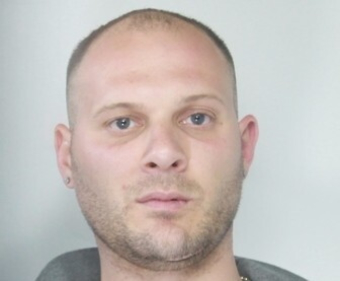 Catania, la picchia e le frattura una spalla davanti ai figli