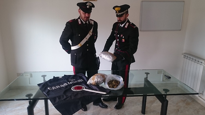 Palermo, indossa il casco e "insospettisce" i carabinieri: arrestato con 1,3 chili di droga