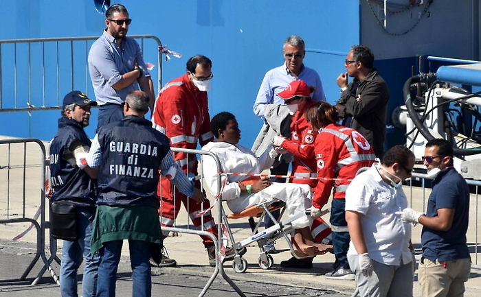 Sbarco con otto salme nel porto di Catania