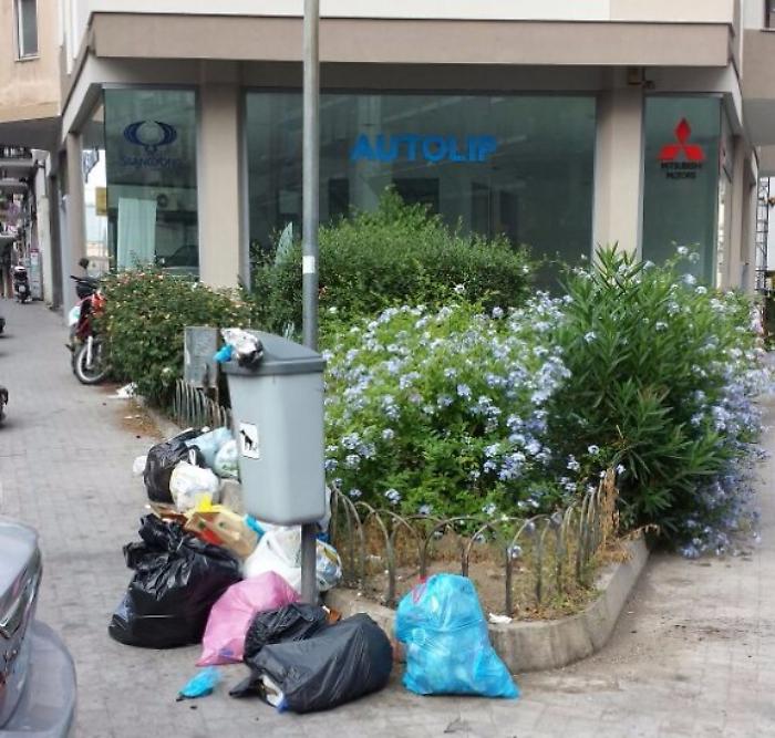 Catania, l'incivilt&agrave; cresce con i rifiuti in via Principe Nicola